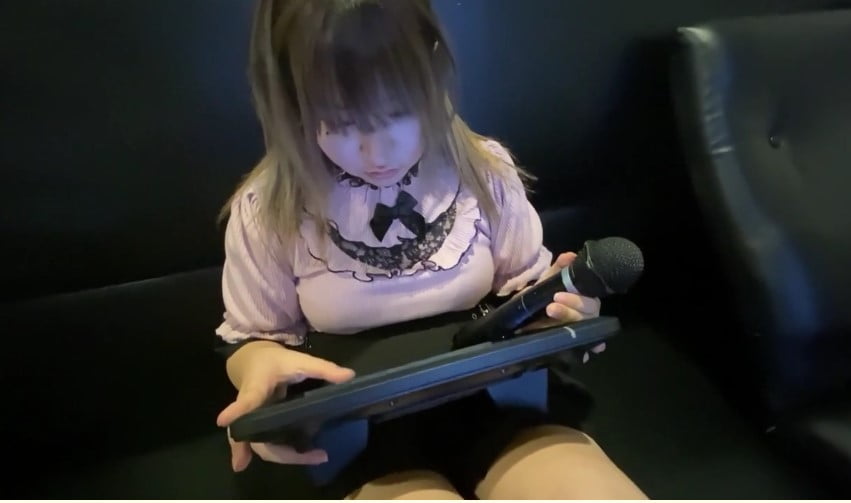 FC2-PPV-1526184 バレたらアウト ️カラオケボックスで涙目になる田舎育ちムチムチウブっ娘にお構いなしで人生初の生中出し ️連休で東京に遊びに来た２０歳 ️