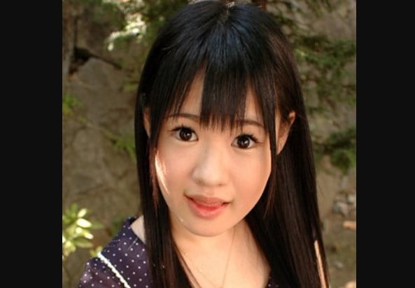 無許可中出しフィニッシュで困惑顔…今時珍しいA○Bにいそうな清純派美少女！！ローター当てられて恥ずかしながらも感じてます。電マが弱点で喘ぎながら昇天！！手マンでビショ濡れ。小さなお口でのフェラ、カメラ目線の手コキもかわいい