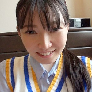 巨漢の肉で小柄な身体を圧迫して無理矢理フェライラマチオ！万引きをしようとしていたところを捕まえて連れ込んだ ひな