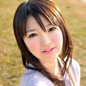 涙目でペニスを一生懸命咥え、指マンに「いやぁ！！」と声を上げながら潮を吹き、スパンキングされながら激しいピストンで絶頂し続ける高感度ボディの家庭的な若奥様！